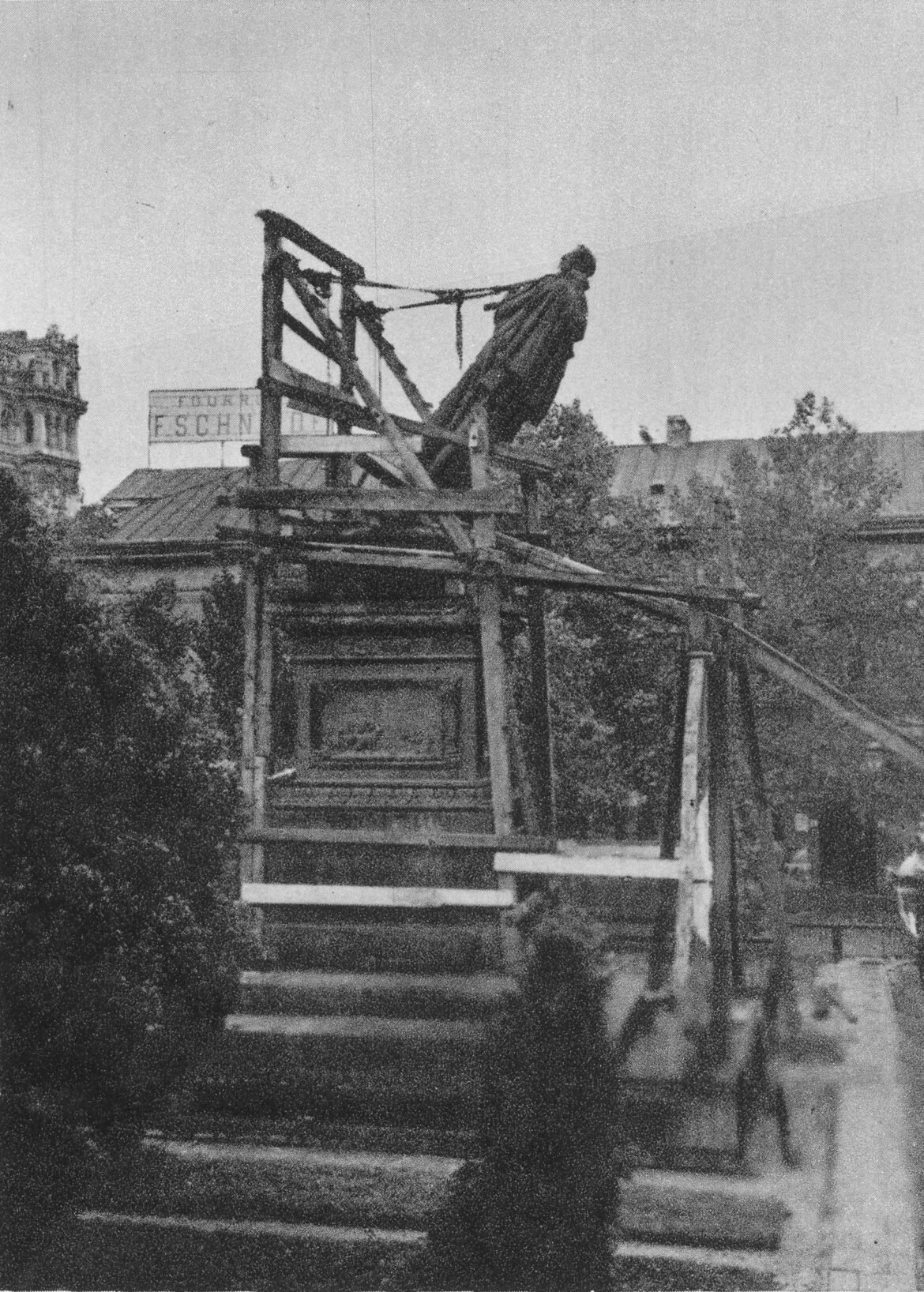 Demontaż_pomnika_Iwana_Paskiewicza_w_Warszawie_1917
