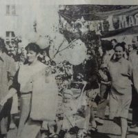 Фота з першамайскай дэманстрацыі 1986 года з Нароўлі, апублікаванае ў газеце “Прыпяцкая праўда”